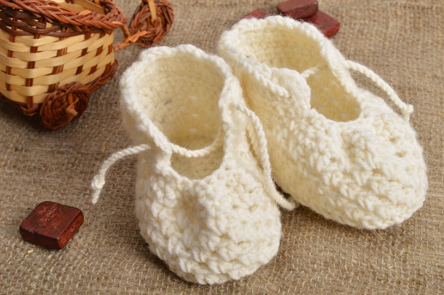 Patucos de bebé tejidos a mano de lana mezclada claros dotados con cordones foto 1
