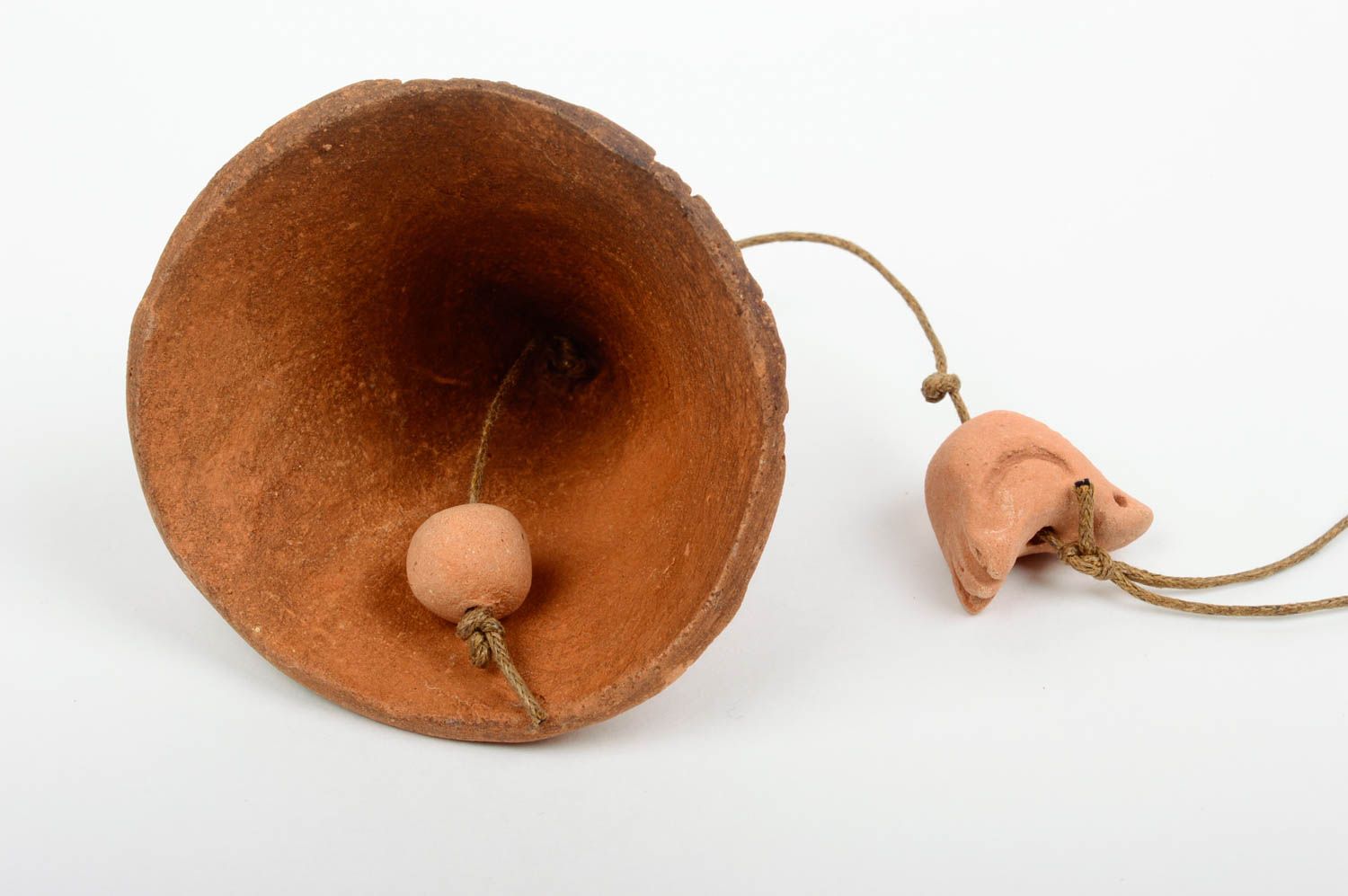 Авторский глиняный колокольчик ручной работы на шнурке украшенный птичкой фото 4