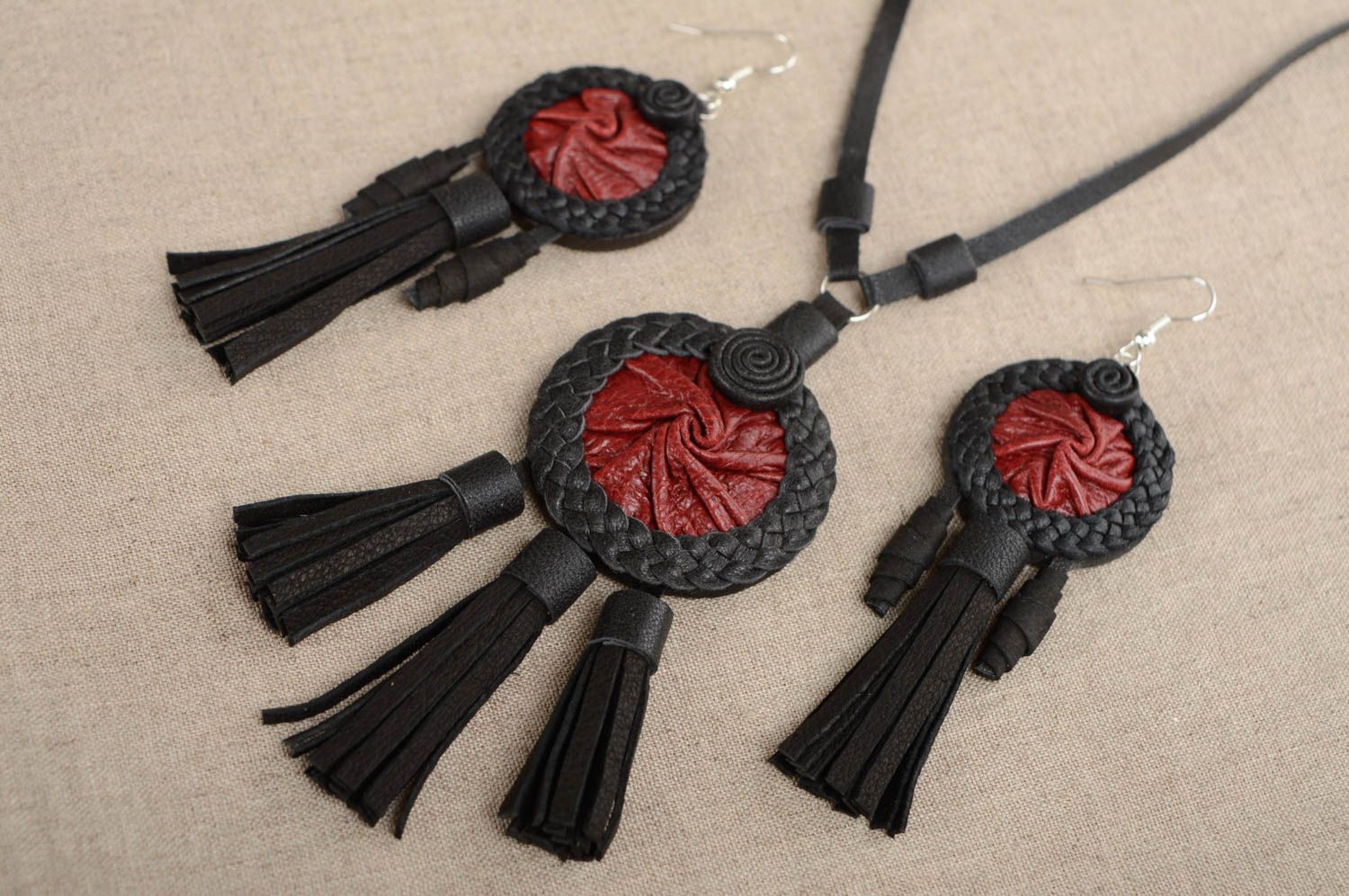Red and black leather neck pendant photo 5