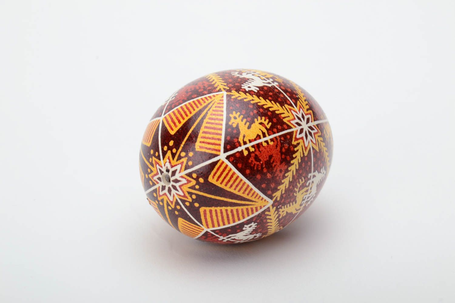 Huevo de Pascua decorativo artesanal pintado a mano con ornamento abundante foto 4