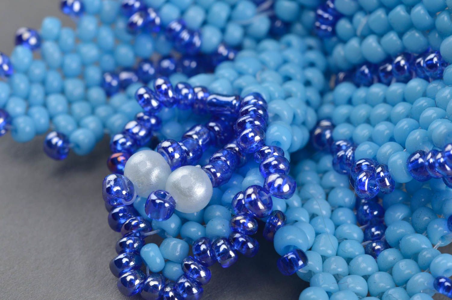 Broche fleur bleue en perles de rocaille avec épingle en métal faite main photo 5
