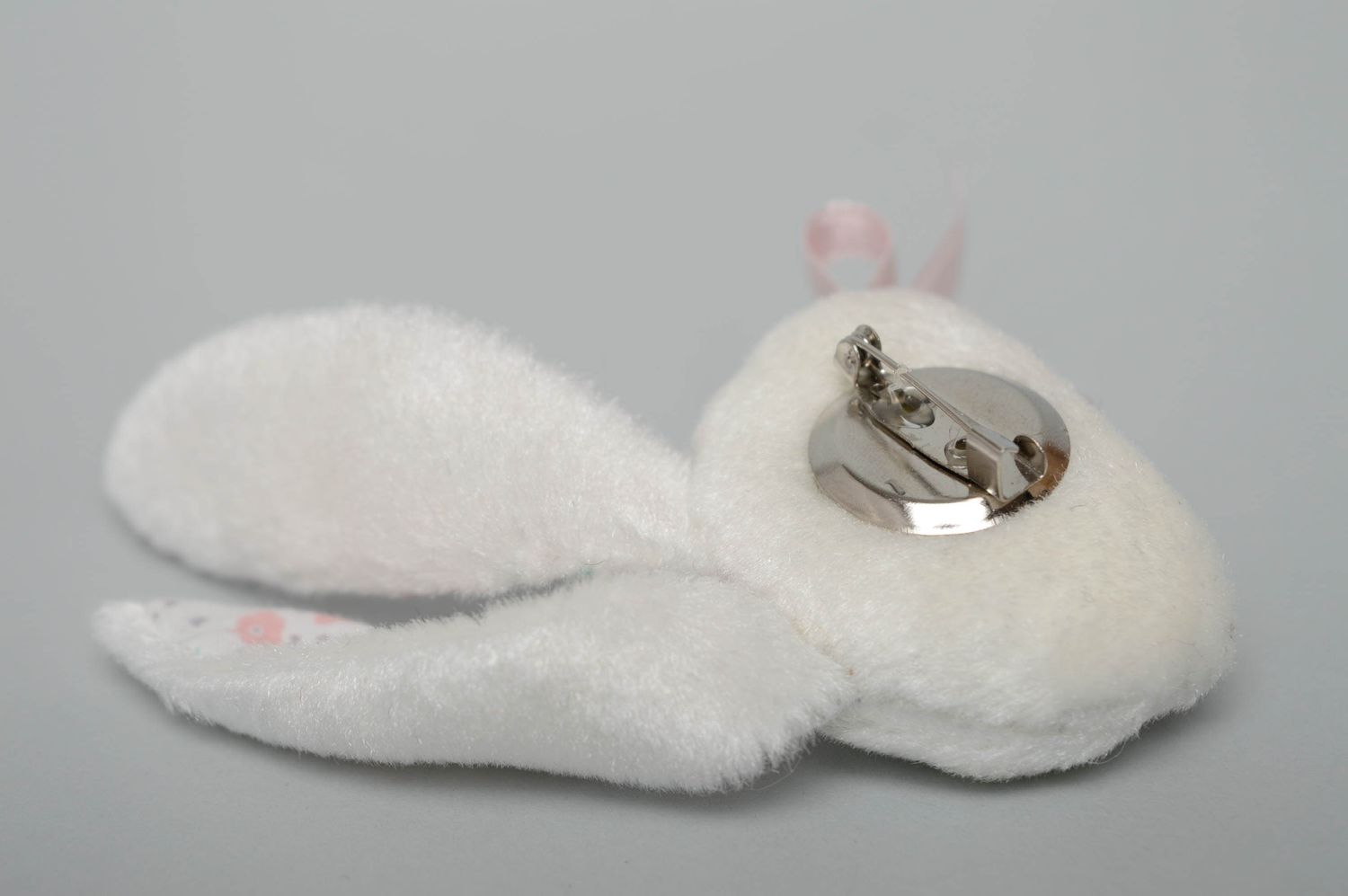 Broche décorative en tissu originale faite main blanche en forme de lapin photo 5