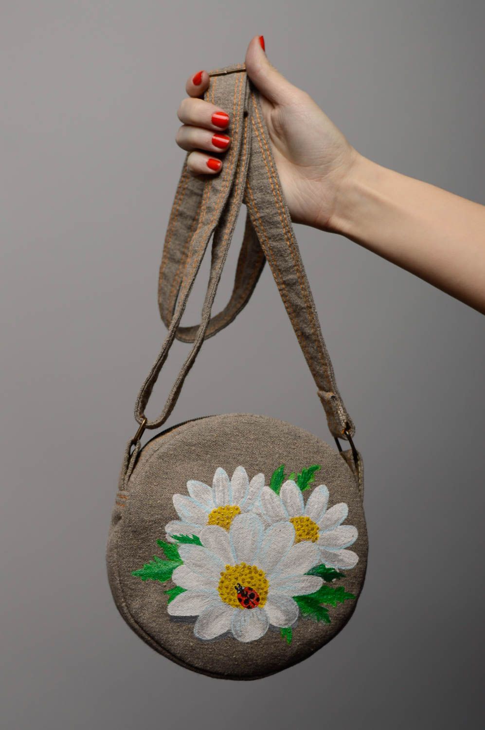 Round handbag with long strap photo 3