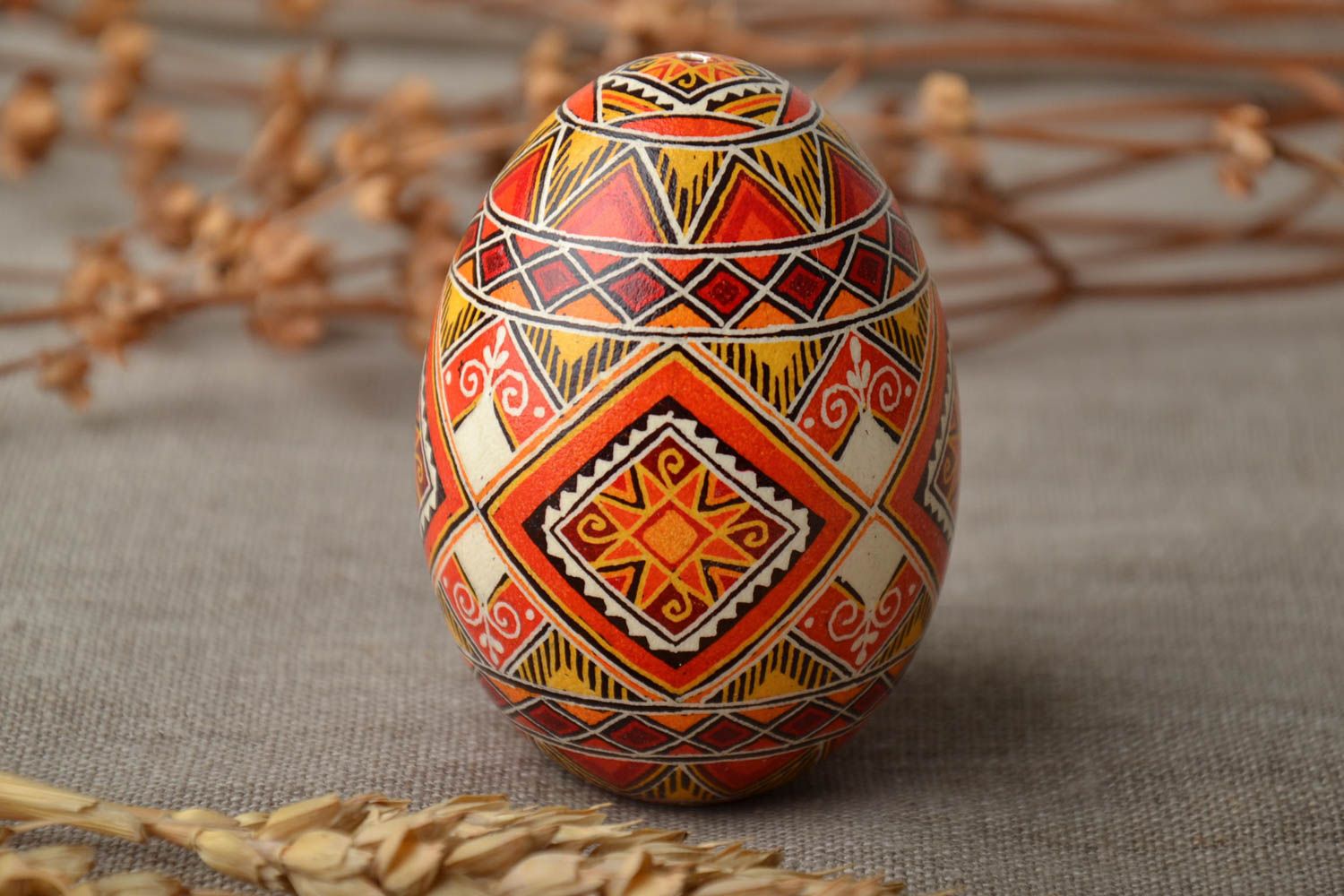 Décoration œuf de Pâques peint d'oie fait main style ethnique avec ornements photo 1
