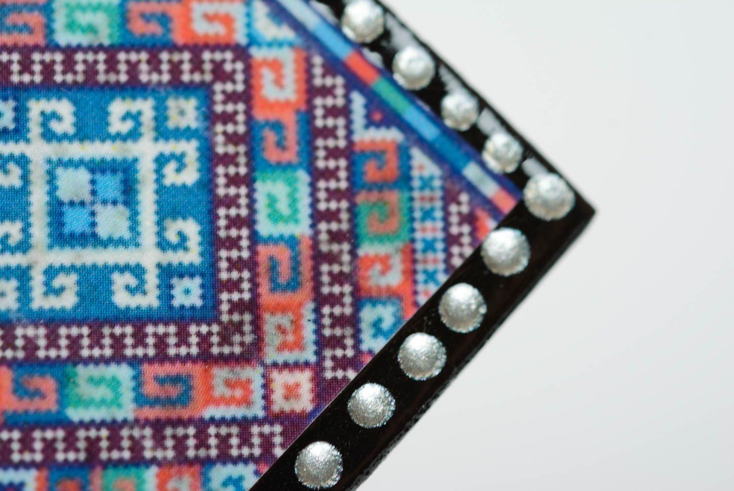 Handmade Ohrringe Rautenform aus Faserplatte mit Ethnomuster in Decoupage  foto 2