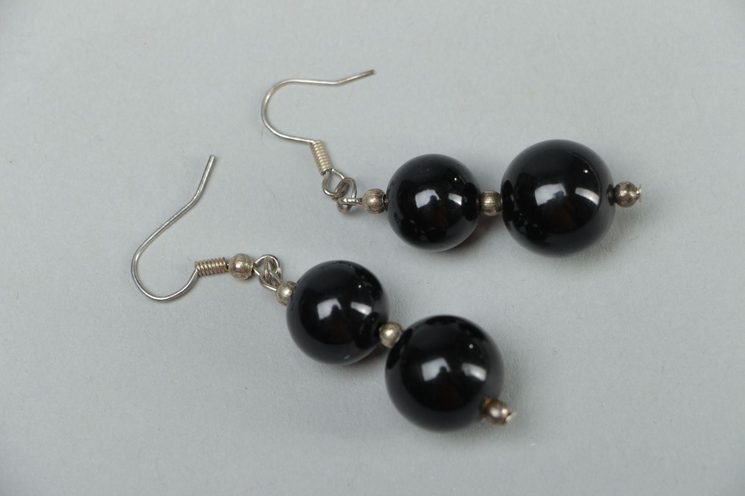 Boucles d'oreilles en perles plastiques noires  photo 1