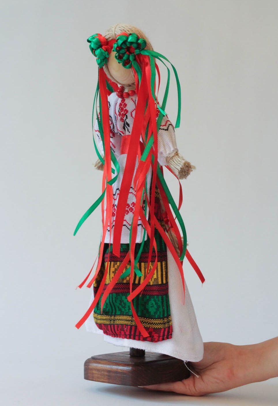 Boneca-motanka étnica Protectora feita à mão de tecidos naturais foto 1