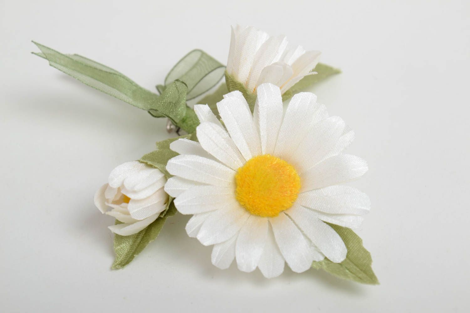 Broche avec fleurs de marguerite blanche en tissu avec feuilles faite main photo 4