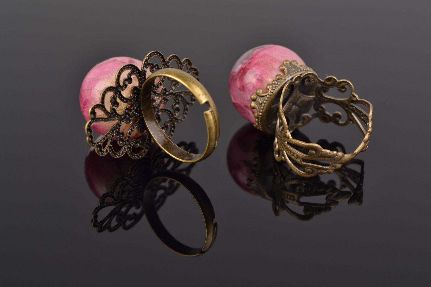 Conjunto de anillos con flores en resina epoxi artesanal para mujer dos anillos foto 4