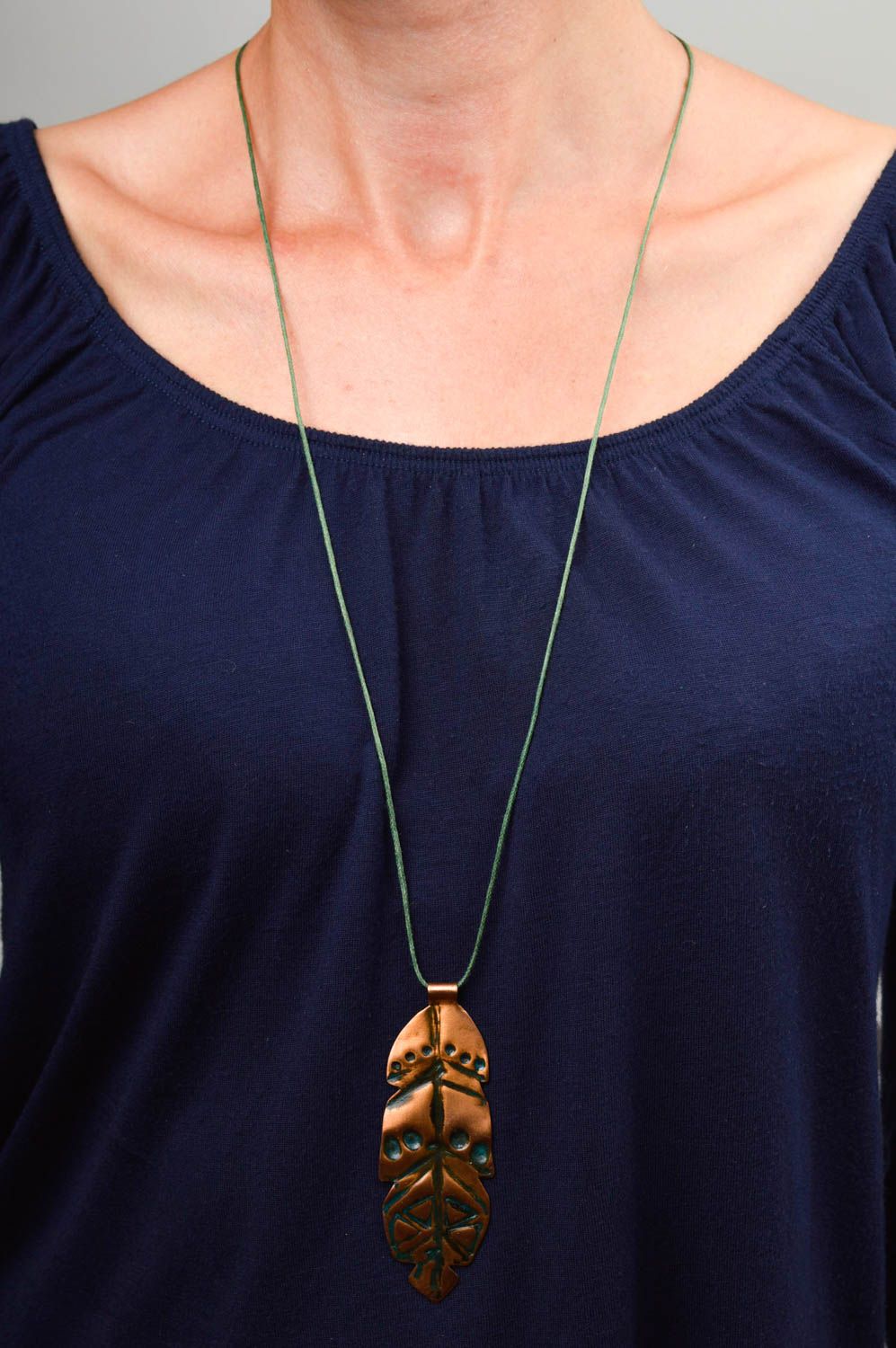Pendentif en métal Bijou fait main Accessoire femme Feuille en cuivre cadeau photo 1
