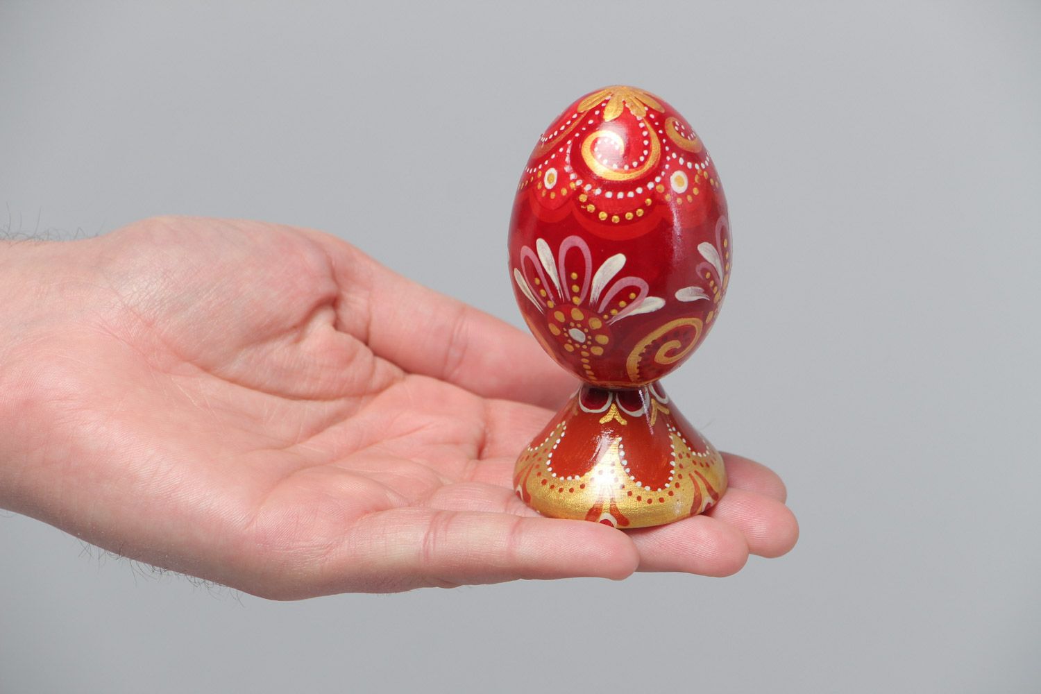 Huevo de Pascua artesanal pintado rojo dorado elegante foto 4
