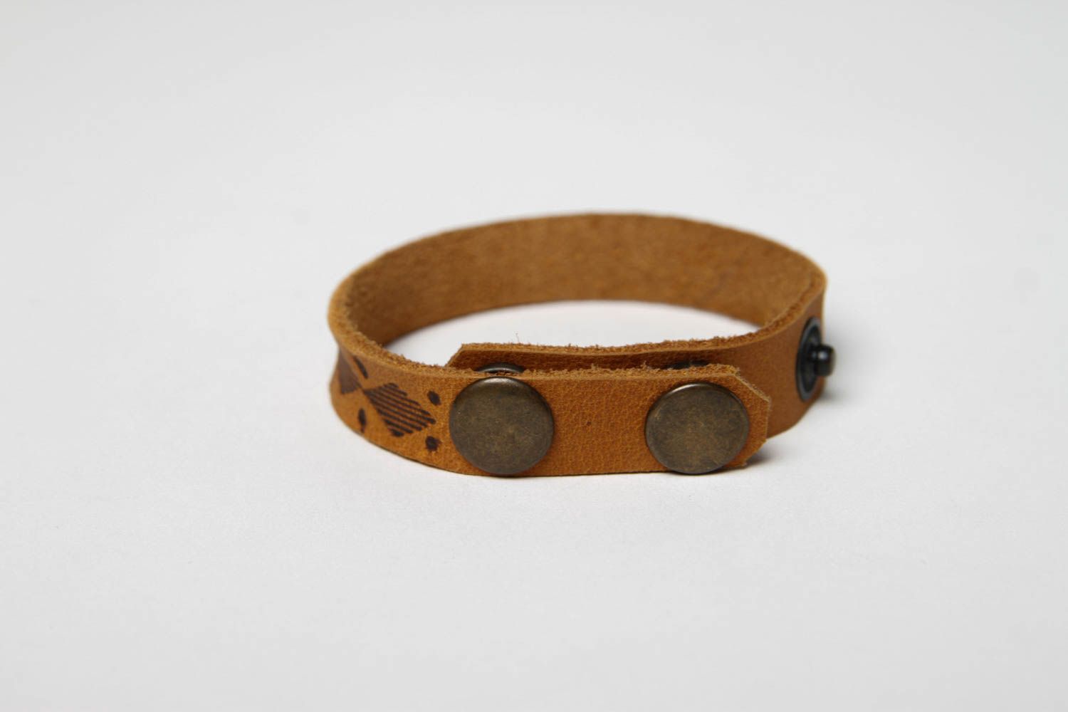 Bracelet en cuir Bijou fait main marron avec ornements Accessoire tendance photo 5