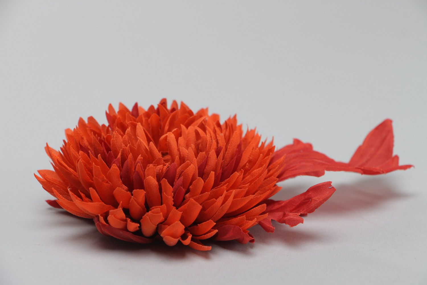 Broche grande fleur rouge de chrysanthème en tissu faite main bijou original photo 3