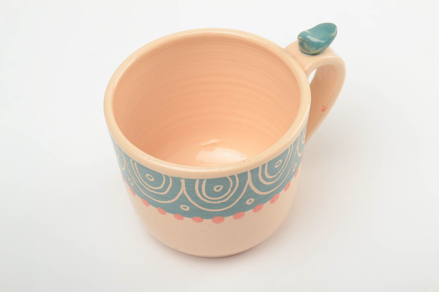 Глиняная чашка ручной работы глазурованная с птичкой на ручке персиковая 350 мл фото 2