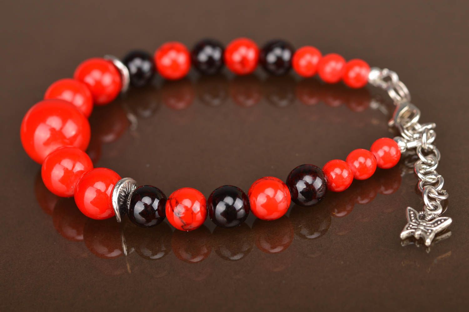 Bracelet de perles fantaisie et fil de pêche noir rouge fait main marquant photo 4