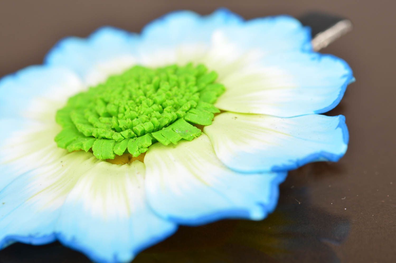 Голубая заколка для волос с цветком из полимерной глины ручной работы небольшая фото 3