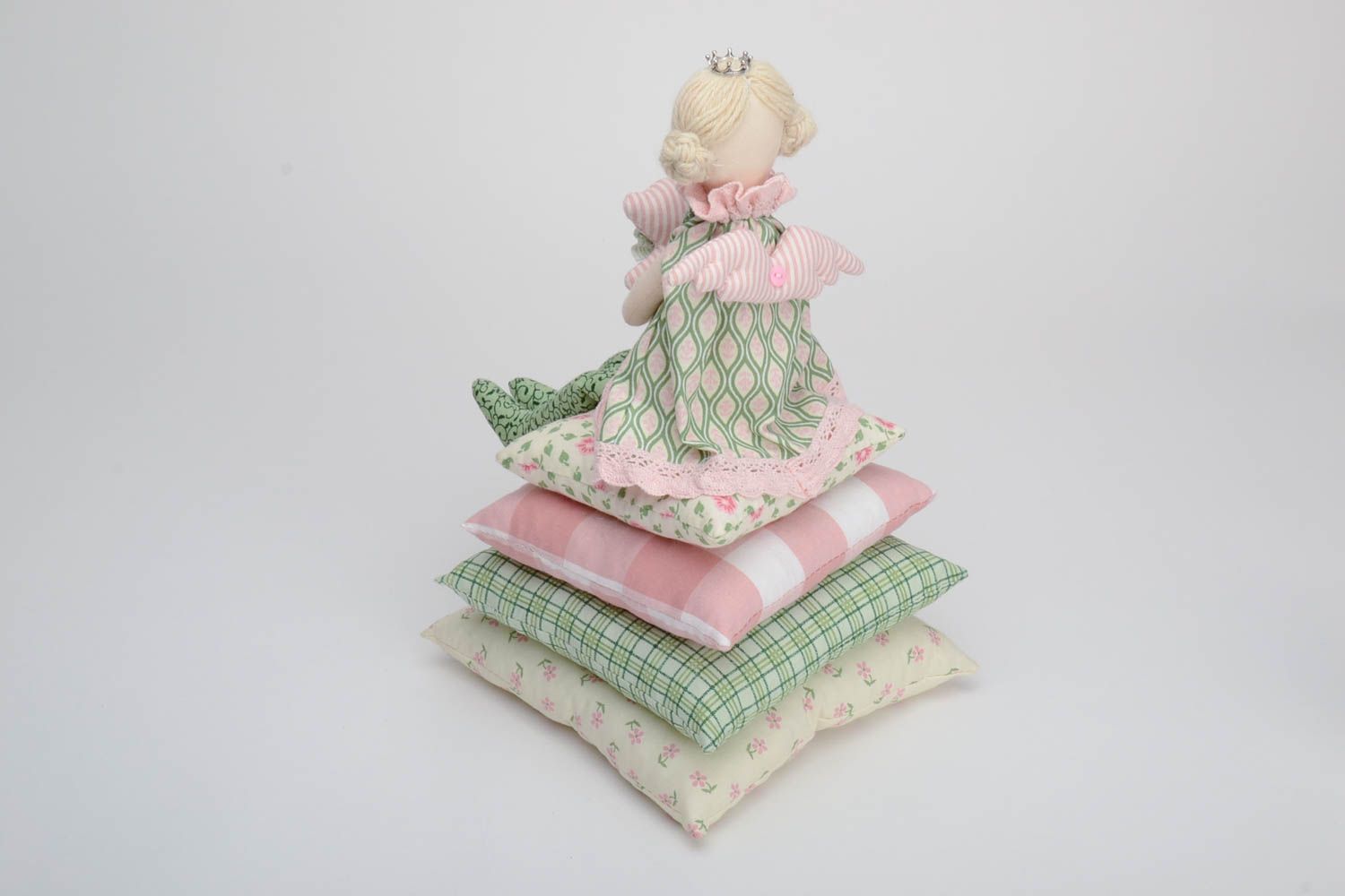 Muñeca de peluche de algodón artesanal Niña en almohadas con osito en manos foto 4