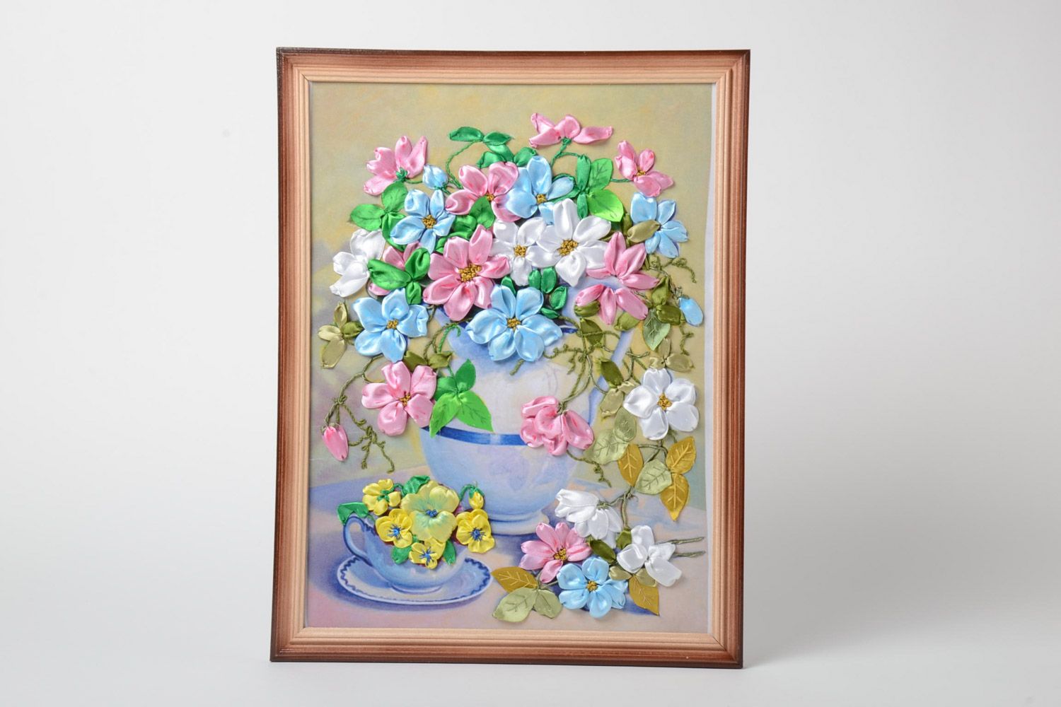 Tableau brodé artisanal de tons pastel avec fleurs en rubans fait main photo 1