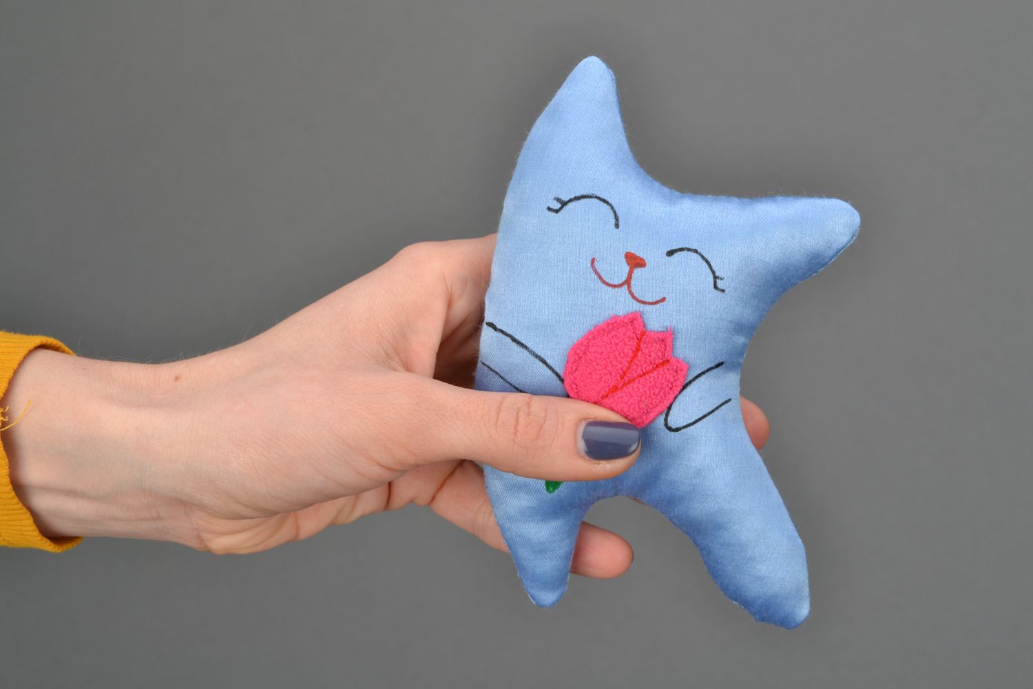 Маленькая мягкая игрушка в виде голубого кота  фото 2