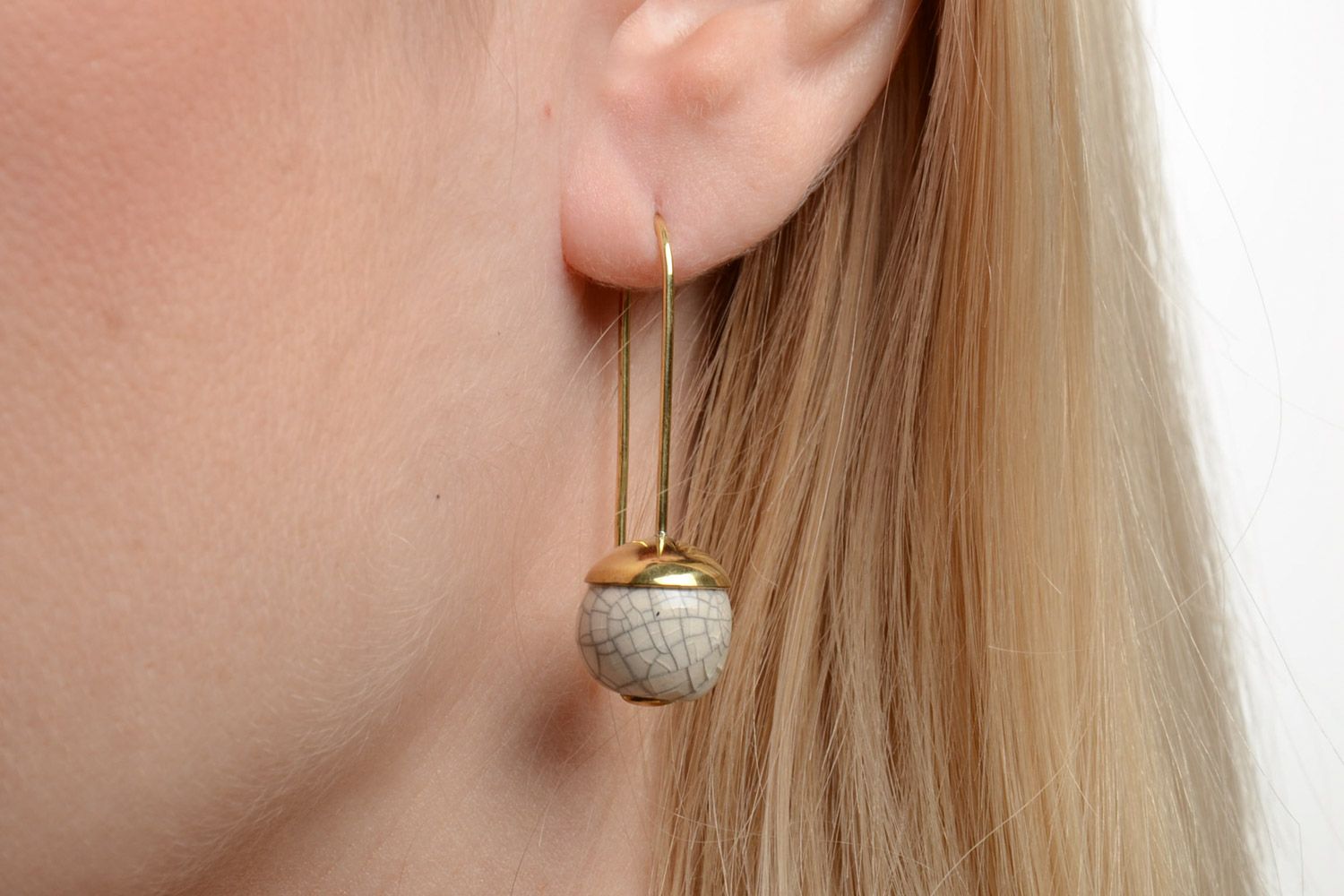 Handgemachte Keramik Ohrringe in Messingfassung mit langer Öse für Frauen foto 5