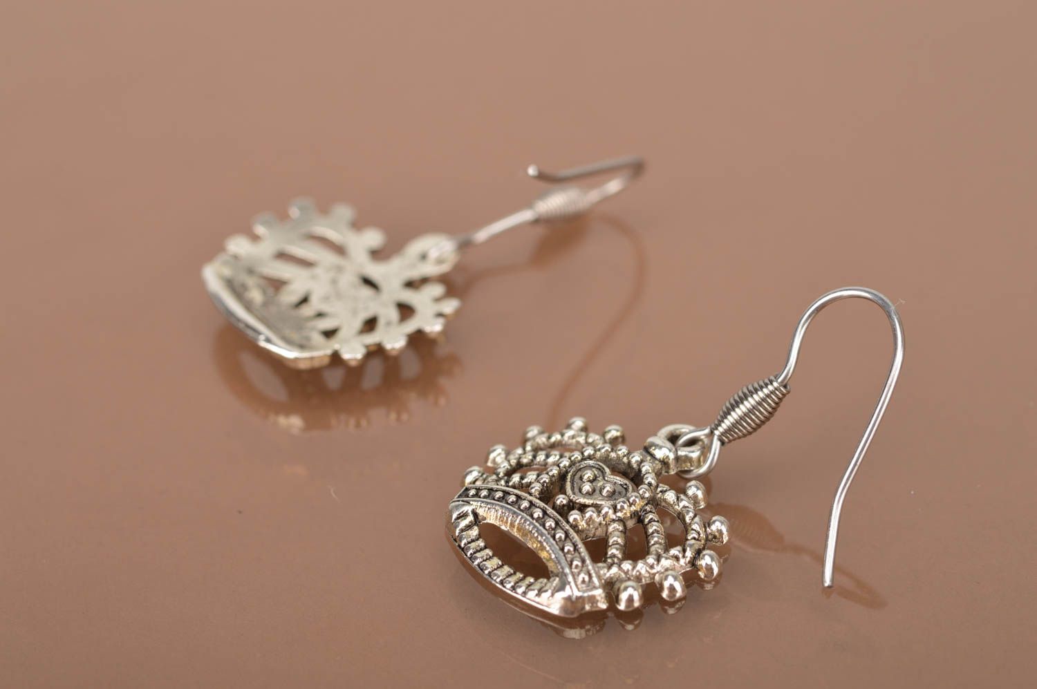 Boucles d'oreilles pendantes Bijou fait main couronnes métal Accessoire femme photo 4
