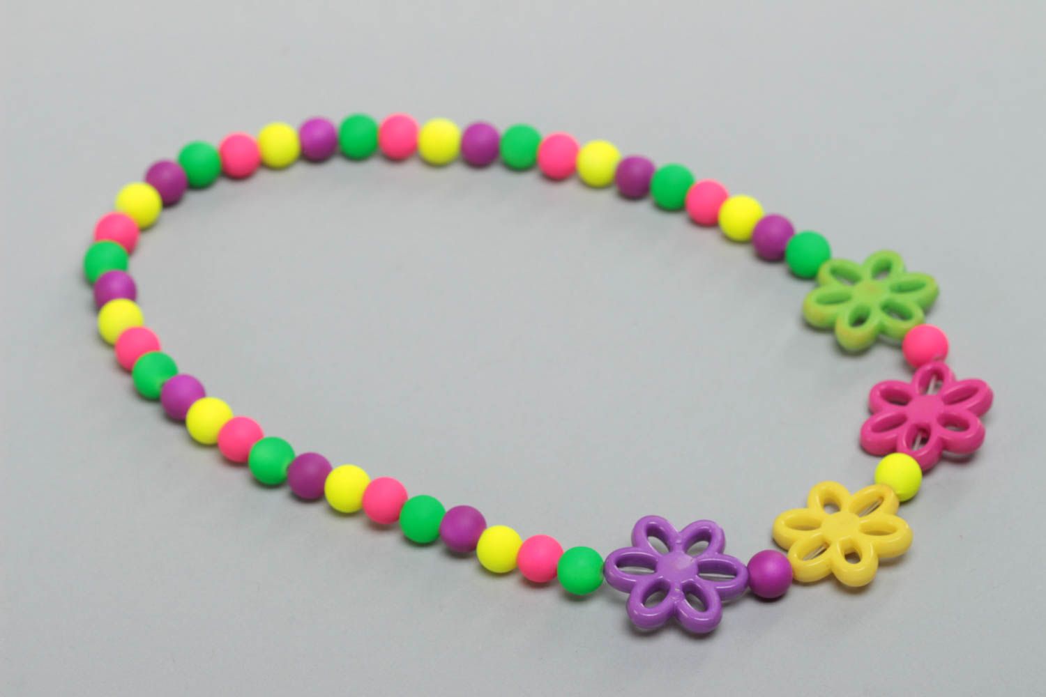 Collier de perles en plastique multicolore fait main original pour fille photo 2