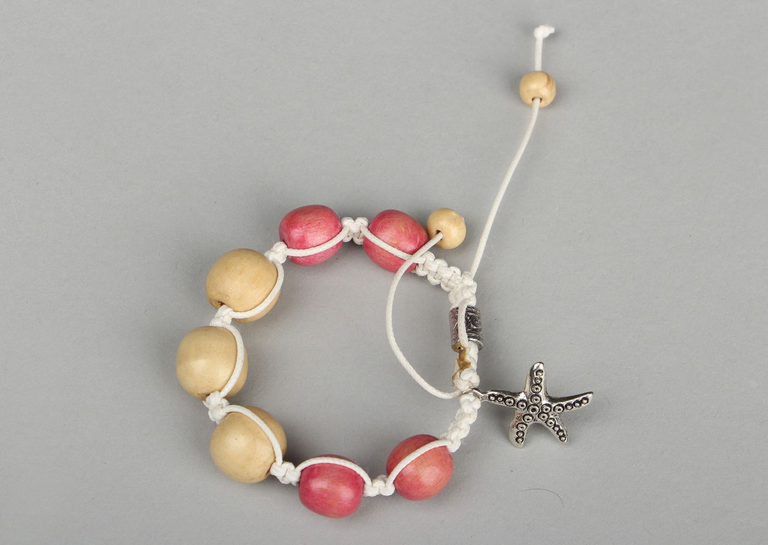 Bracelet perles en bois avec pendentif étoile de mer photo 3