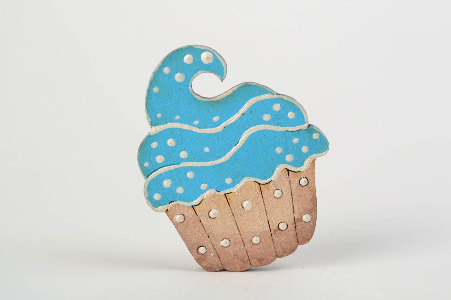 Blaue kleine Brosche aus Holz mit Acrylfarben Kuchen handmade für Kinder foto 1