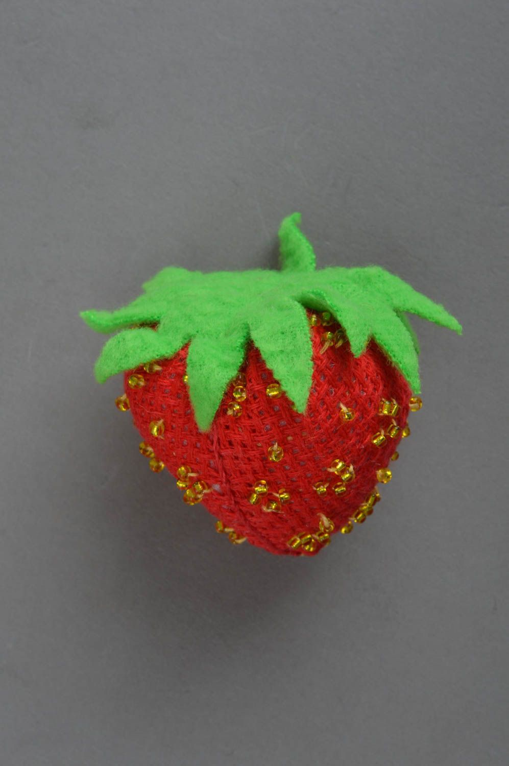 Интерьерная игрушка клубника из канвы с вышивкой бисером красная ручной работы фото 4