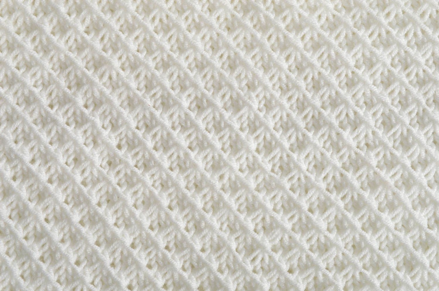 Funda de almohada artesanal tejida de color blanco con ornamento torcido foto 4