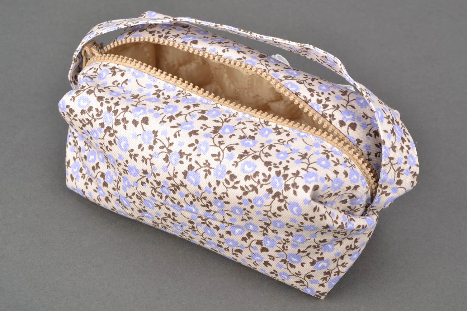 Fabric beauty bag with zipper and handle photo 3