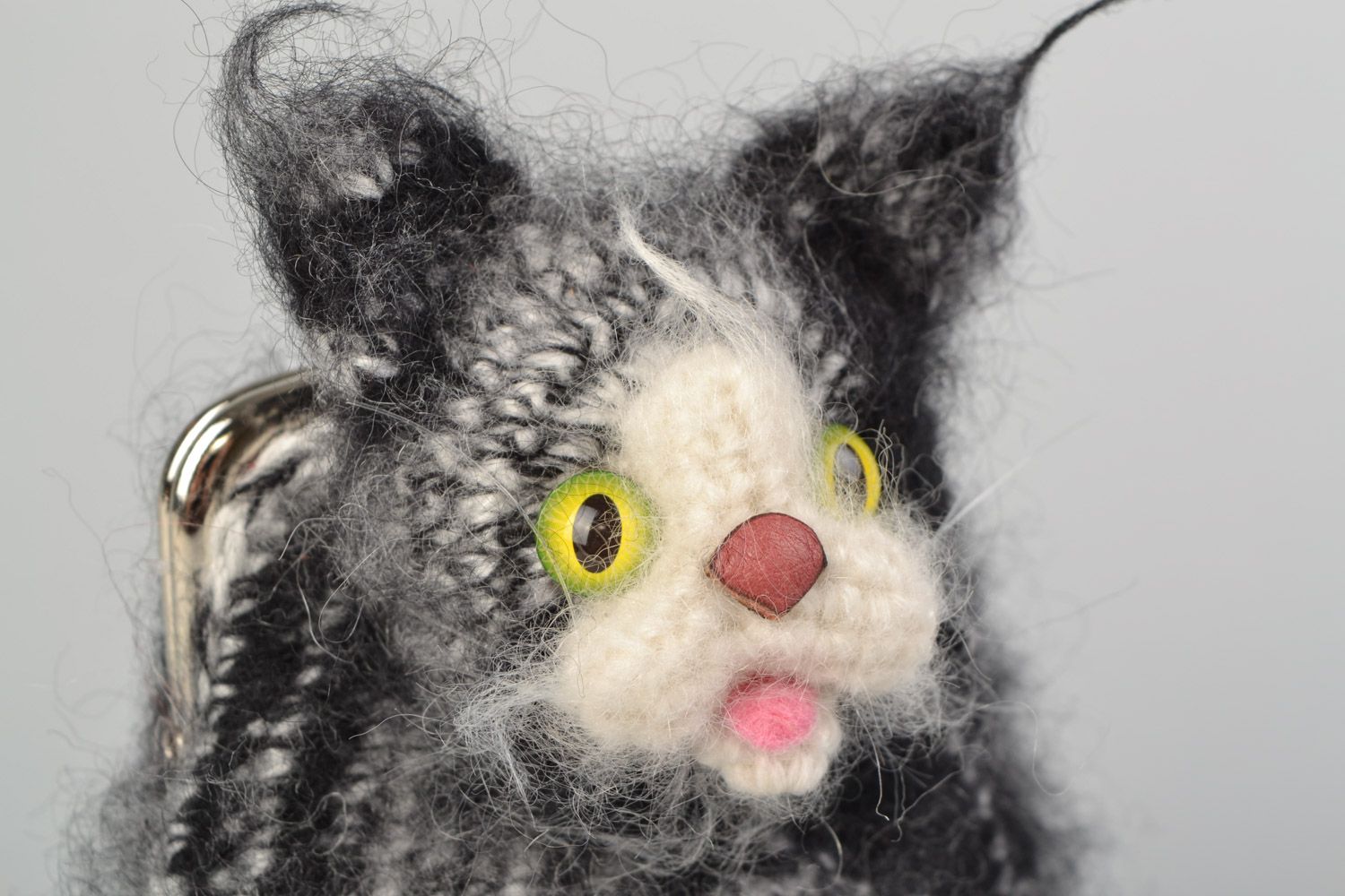 Кошелек вязаный крючком в виде кота черный с белым пушистый мягкий ручная работа фото 4