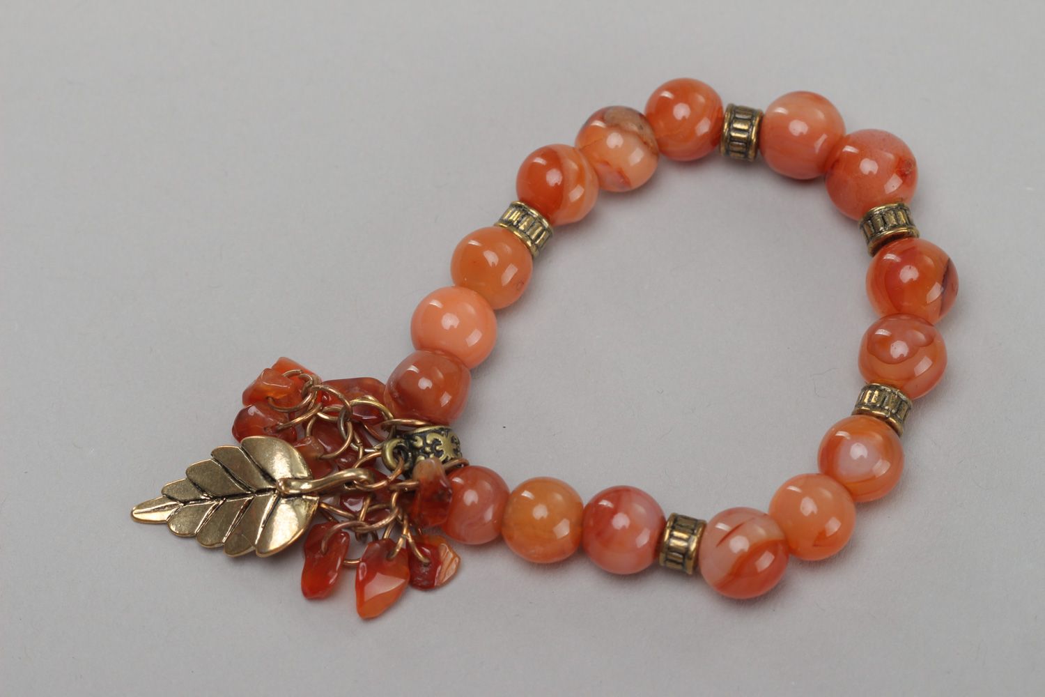 Bracelet en perles de cornaline fait main original de couleur brun pour femme photo 2