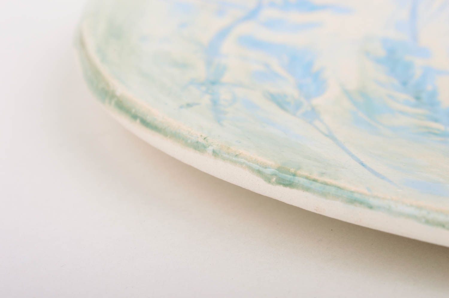 Красивая керамическая тарелка с голубым растительным узором ручная работа фото 5