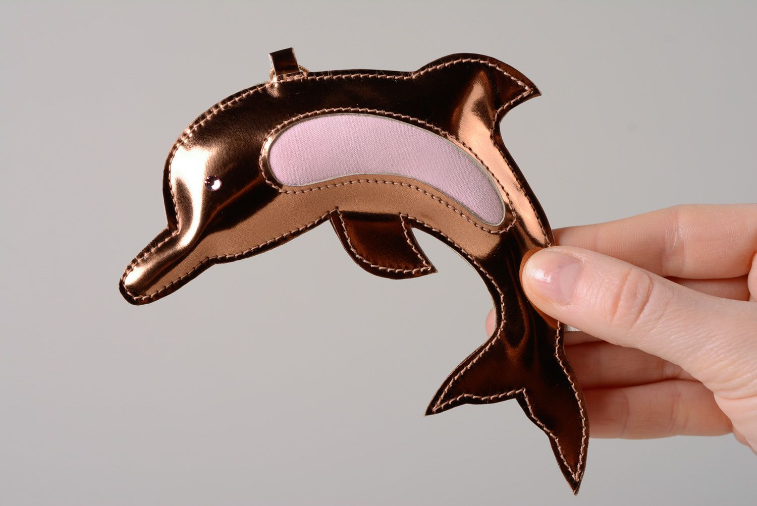 Handmade Schlüsselanhänger Delfin aus Leder foto 2