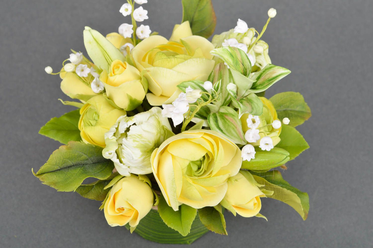 Flores decorativas de arcilla polimérica artesanales en maceta de colores amarillo y verde foto 5