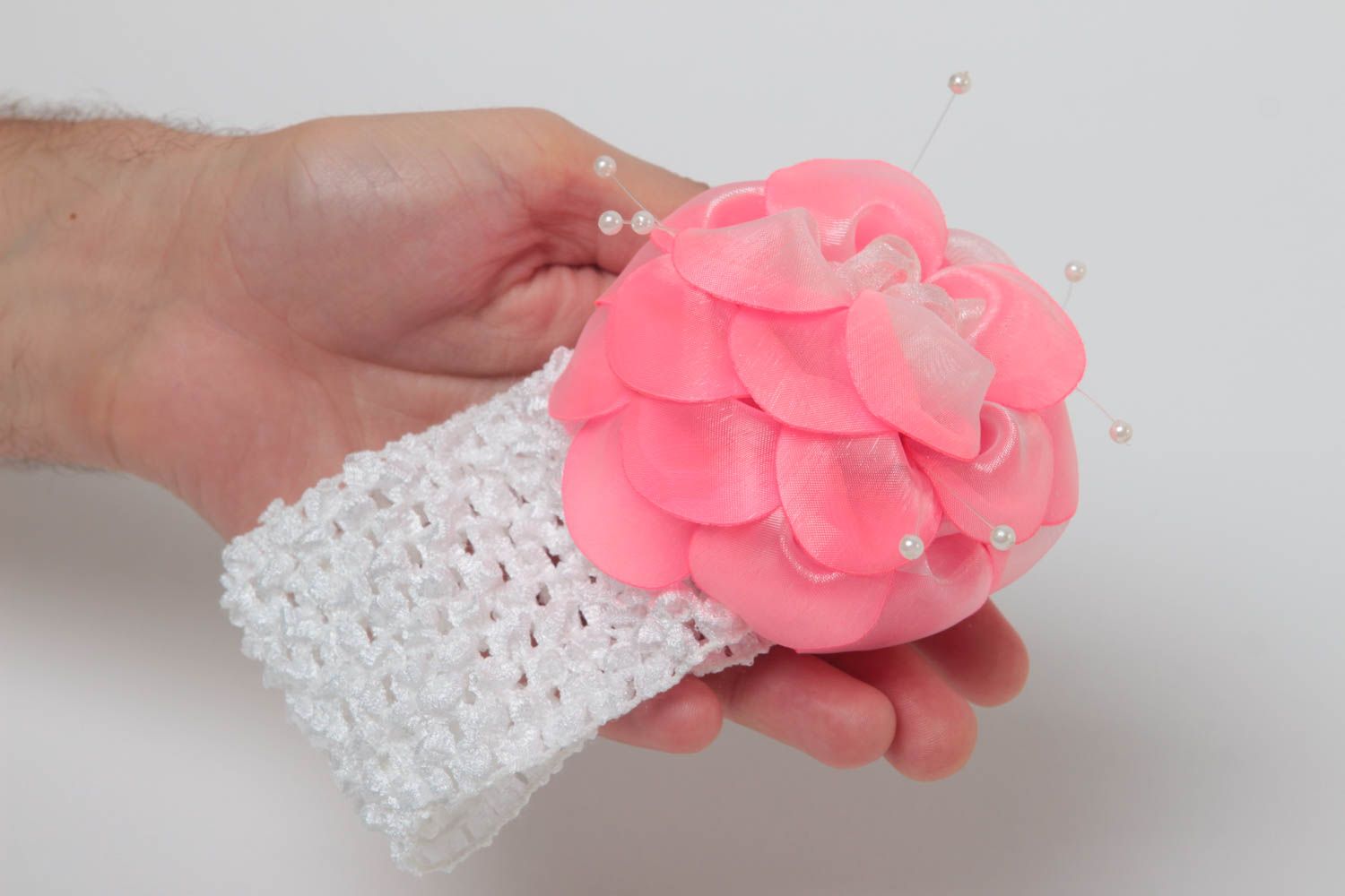 Детская повязка резинка на голову с розовым цветком из органзы ручной работы фото 5