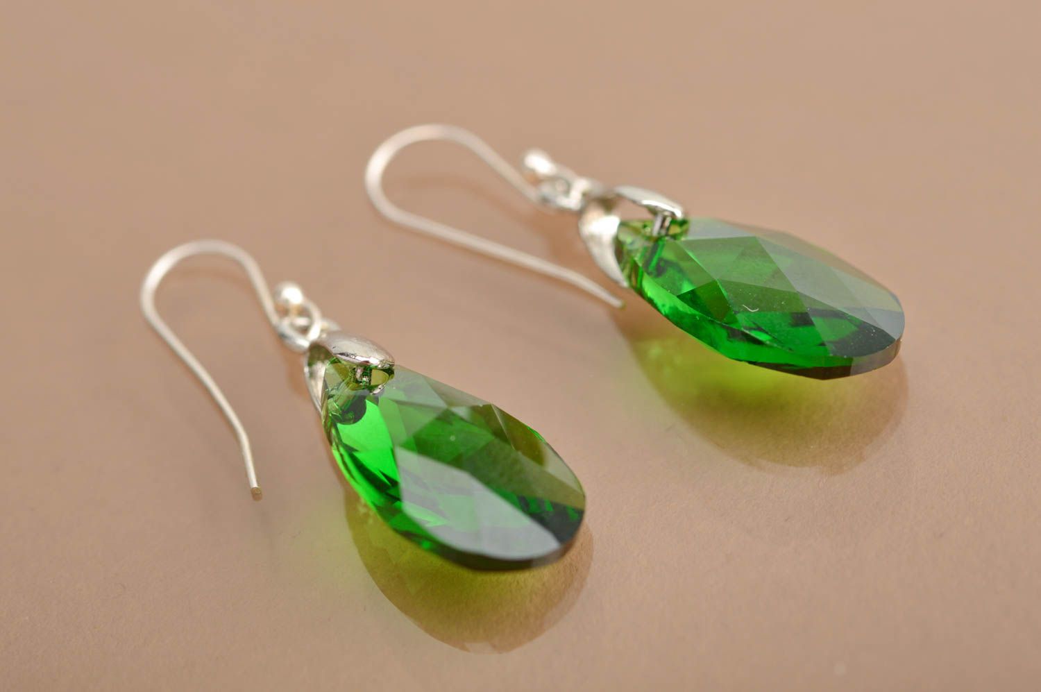 Boucles d'oreilles pendantes vertes avec cristaux autrichiens faites main photo 4