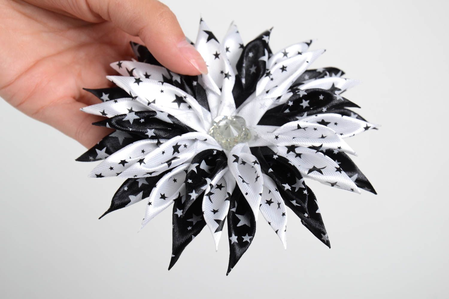Fermaglio grande per capelli fatto a mano accessorio con fiore bianco nero
 foto 3