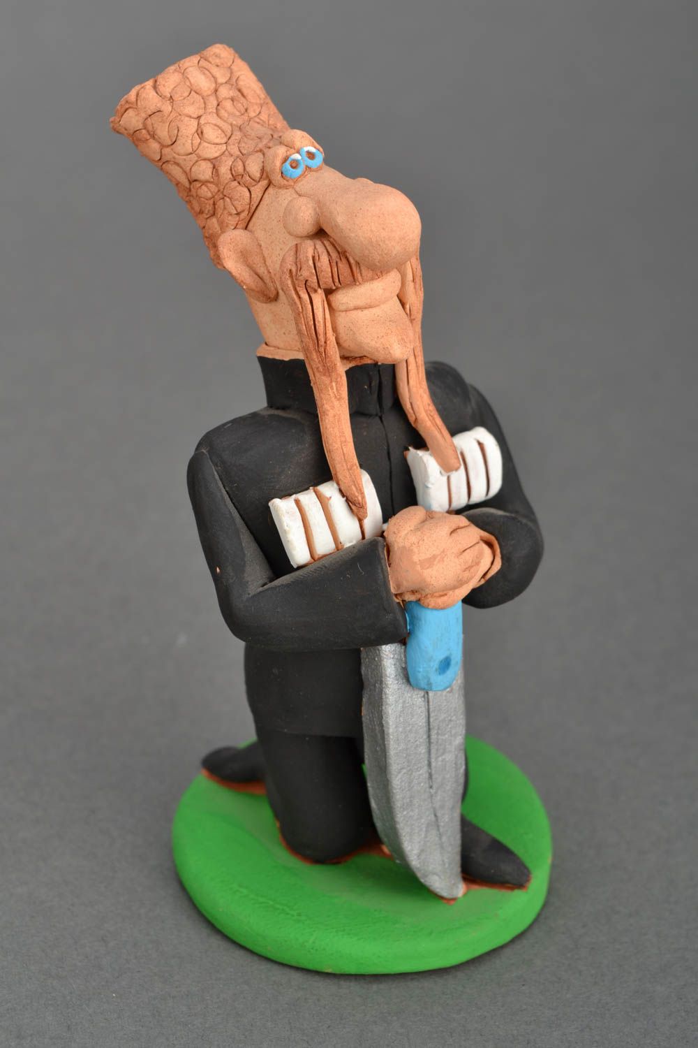 Figurine en céramique faite main Géorgien avec poignard photo 1
