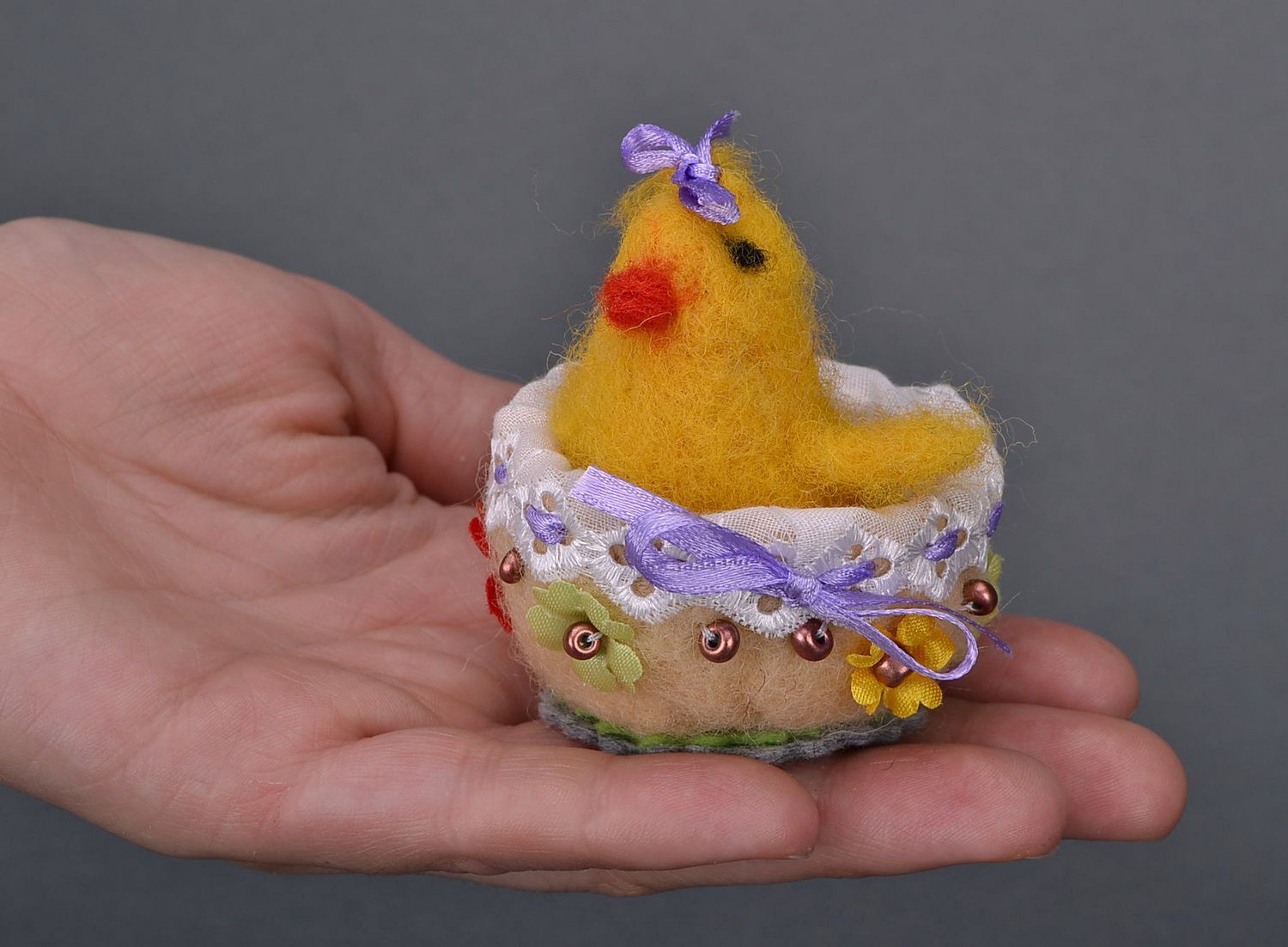 Шерстяная игрушка Цыпленок в половинке яйца фото 1