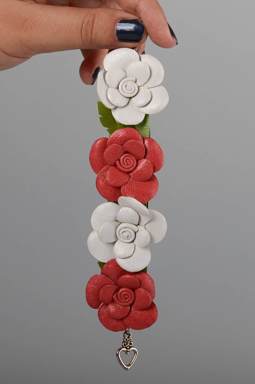 Bracelet fleurs en cuir Bijou fait main original blanc-rouge Cadeau pour femme photo 5