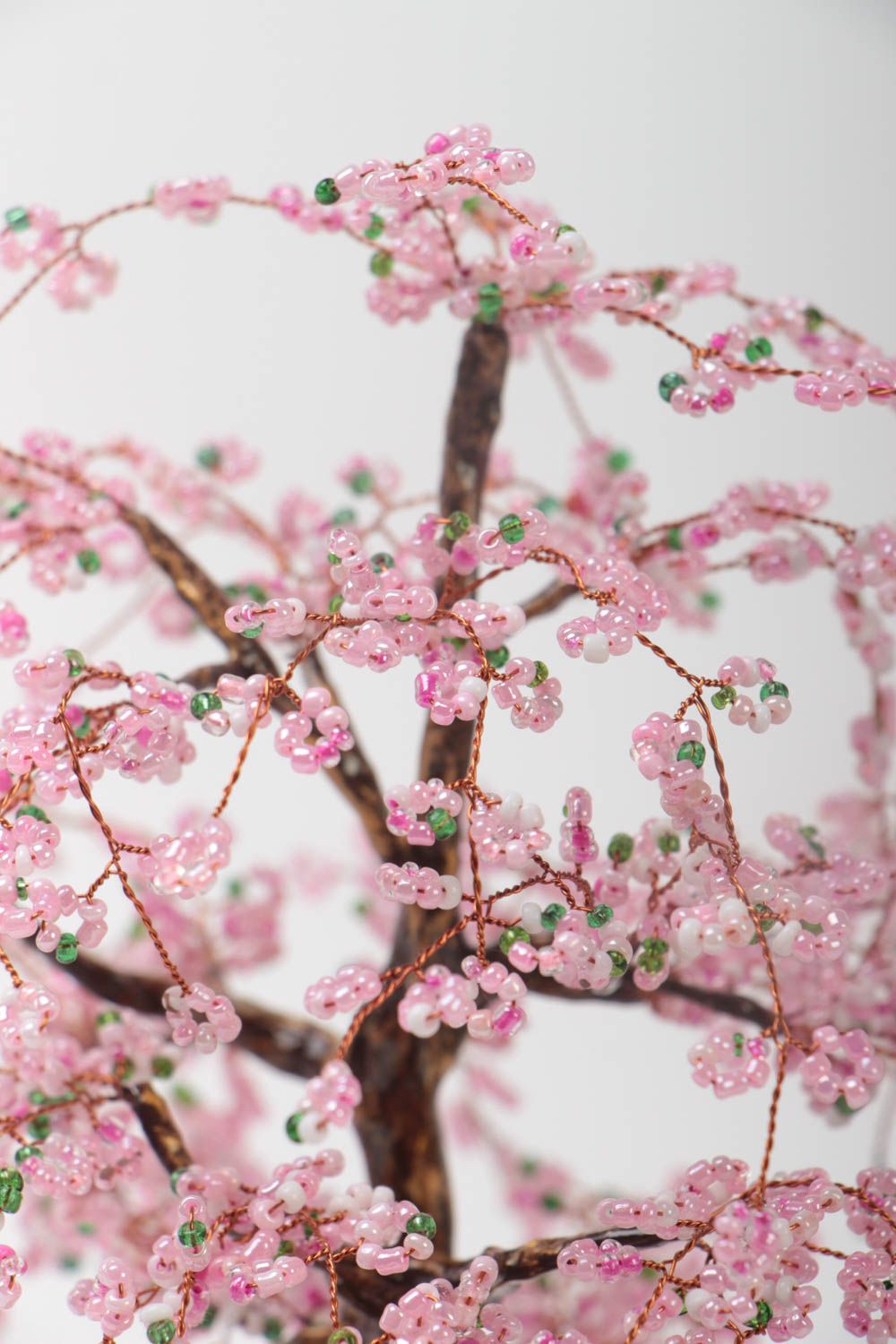 Дерево из бисера розовое на подставке красивое небольшое декор ручной работы фото 3