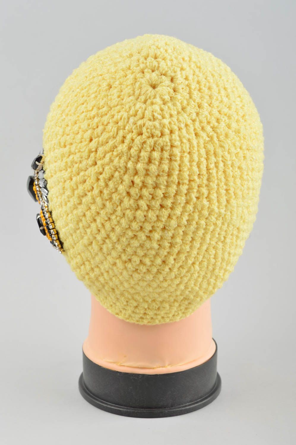 Вязаная шапка ручной работы зимняя шапка с вышивкой вязаная шапочка желтая фото 4