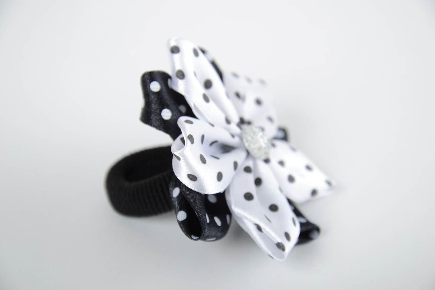 Schwarz weißer gepunkteter Haargummi mit Blume aus Atlasbändern handmade Schmuck foto 2