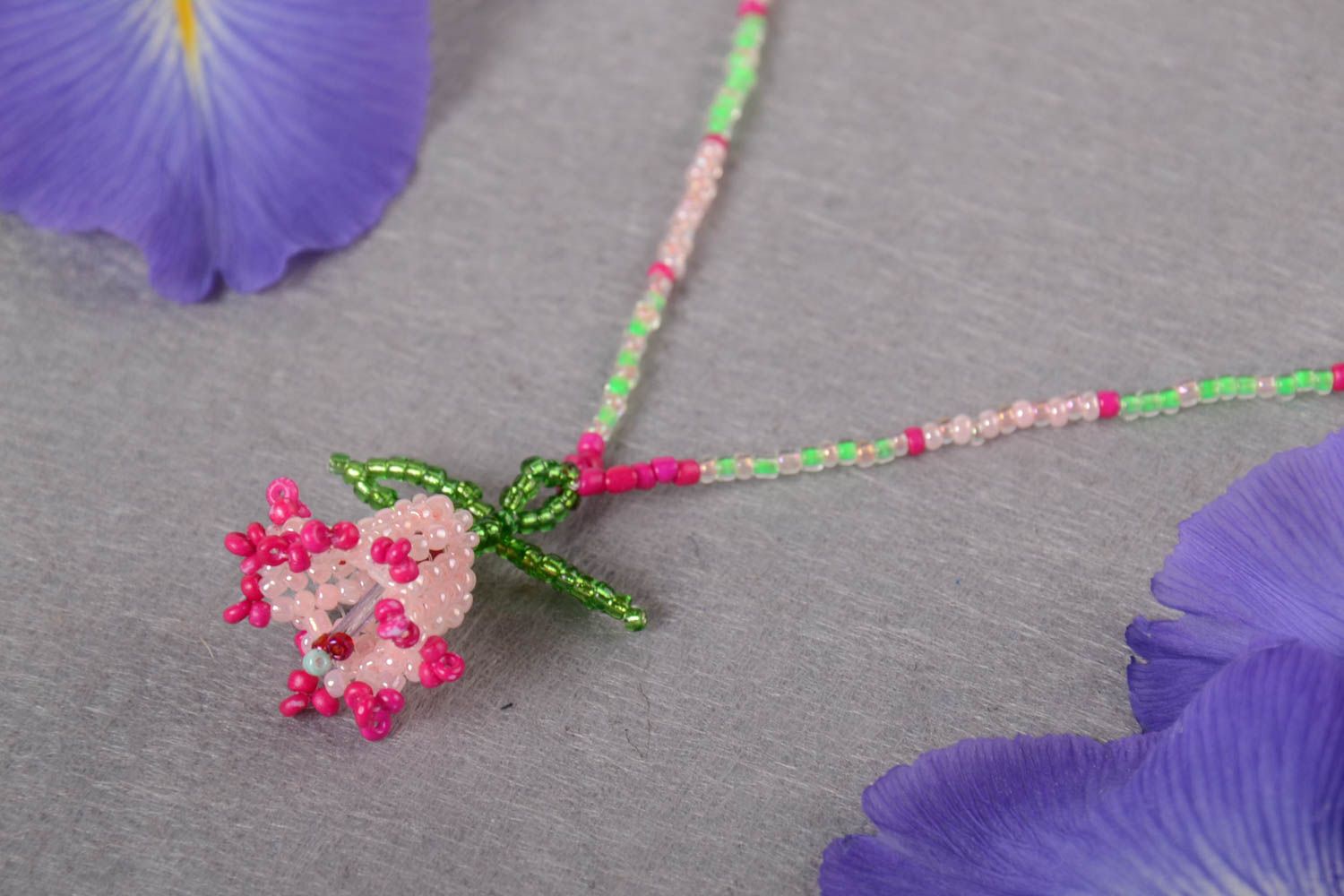 Pendentif en perles de rocaille Fleur campanule rose fait main pour enfant  photo 1