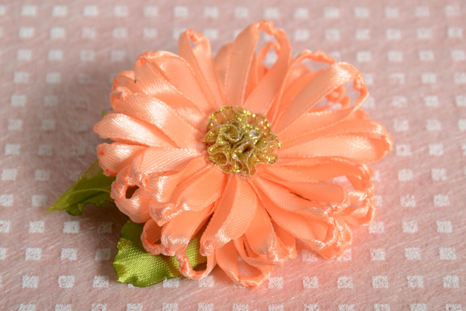 Персиковая заколка для волос в виде цветка с лепестками на зажиме ручная работа фото 1