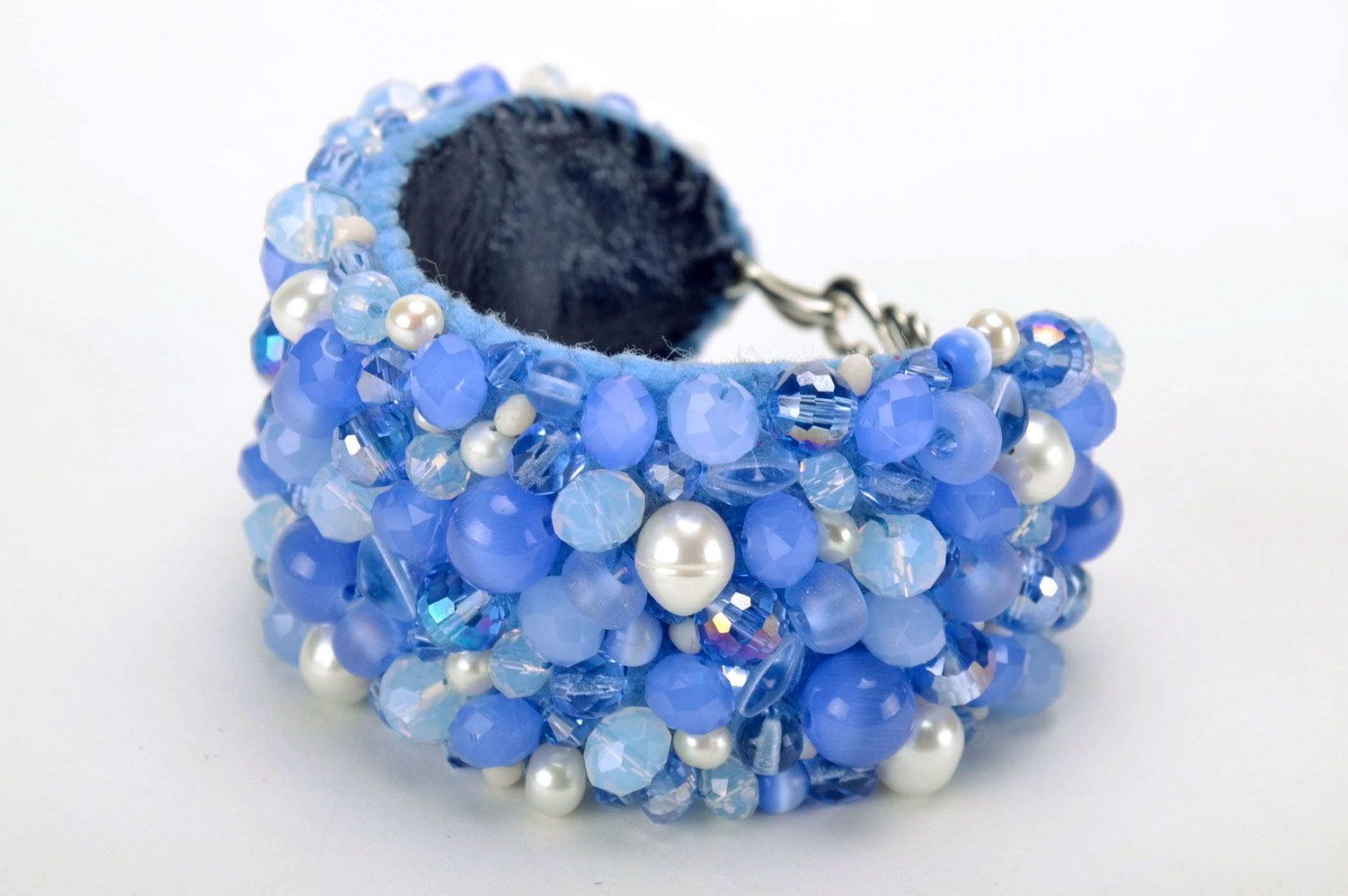 Pulseira artesanal com cristais azuis e pérolas foto 3