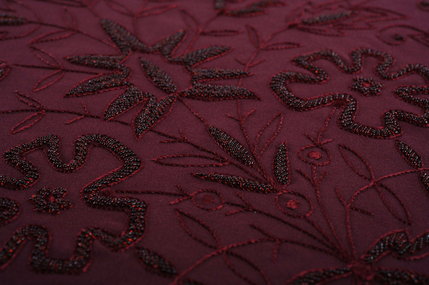 Большой бордовый платок, расшитый бисером фото 4