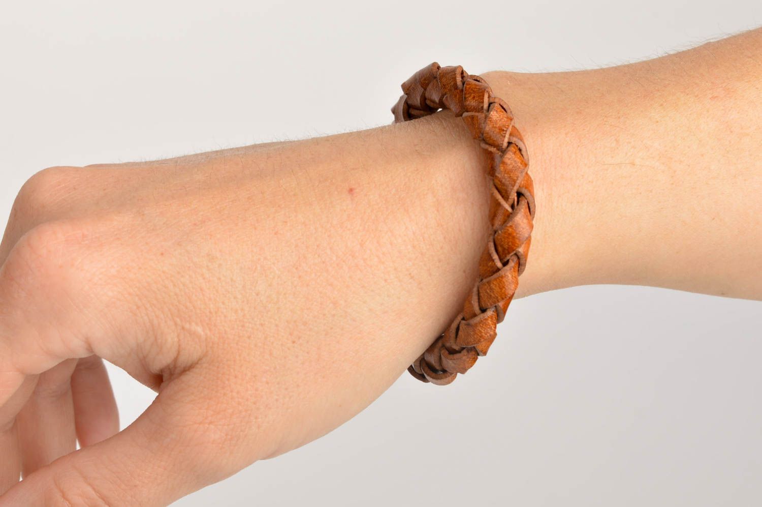 Кожаный браслет ручной работы браслет на руку украшение из кожи авторское фото 2